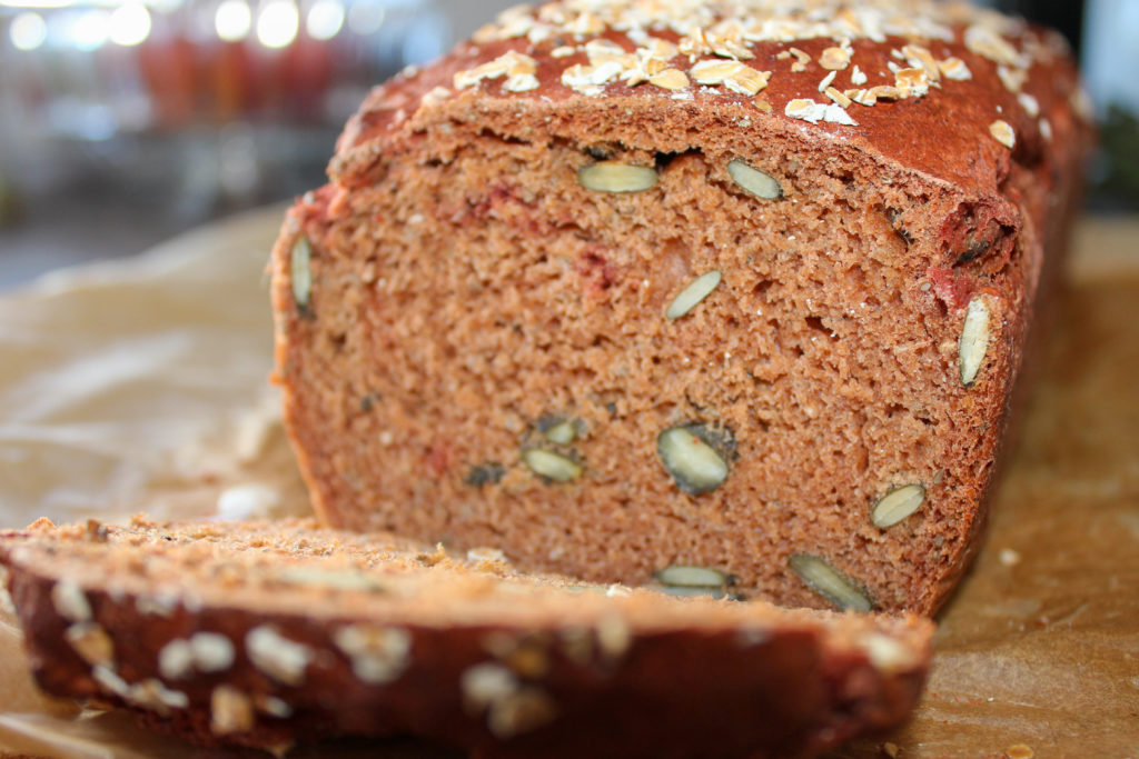 Rote Beete Dinkelbrot mit Kürbis - Körperspiel &amp; Seelenschmaus